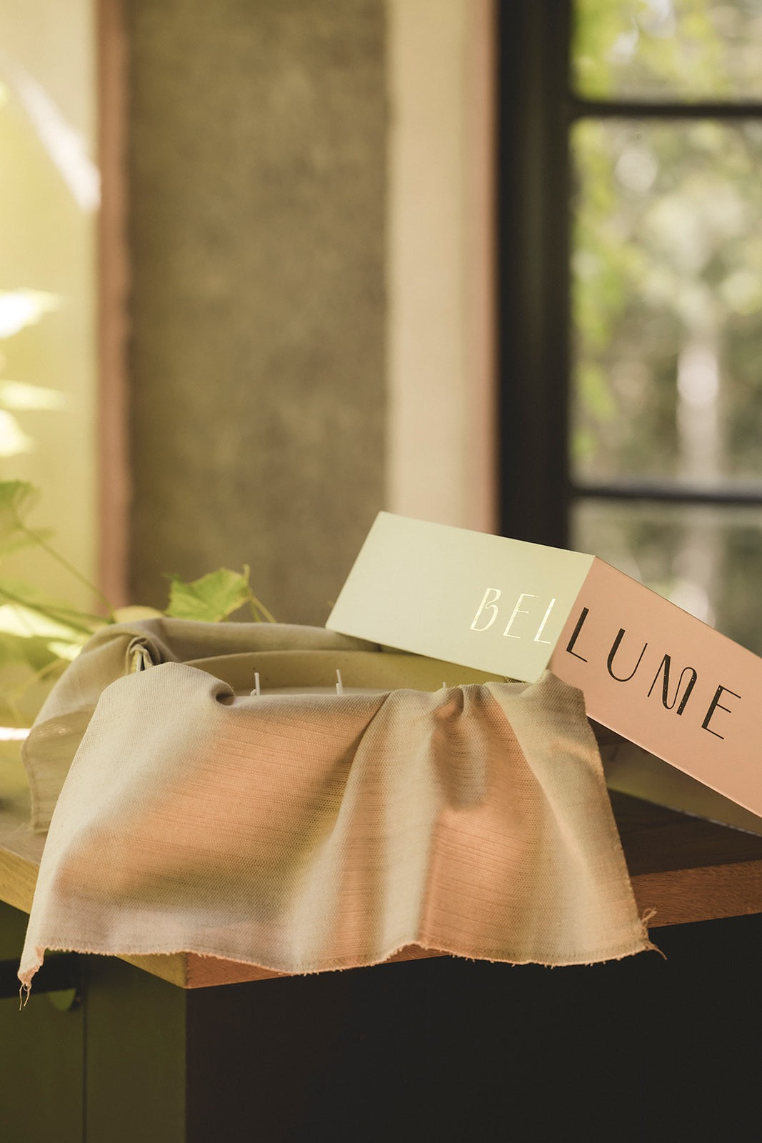 Bellume candle in linen with the BELLUME gift box